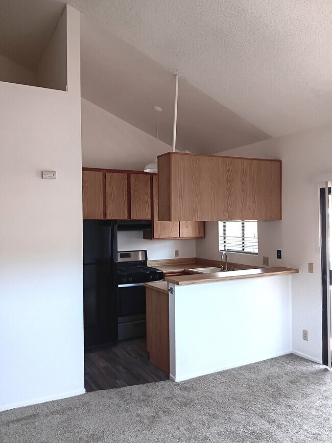 Building Photo - 10965 Fruitland Dr
