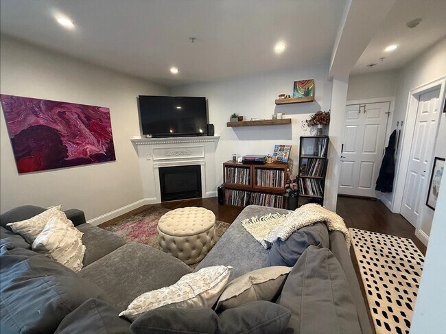Building Photo - 465 Ashmont St