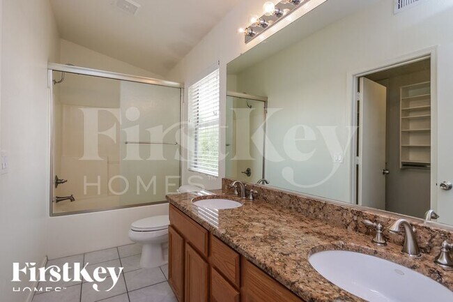 Building Photo - 1562 E Oakland St