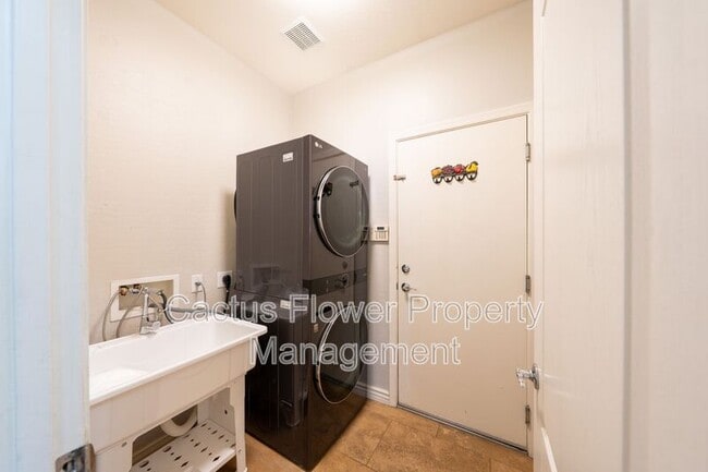 Building Photo - 1497 E Indigo St