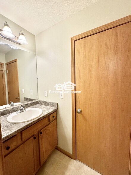 Building Photo - 2011 E 1st Ave