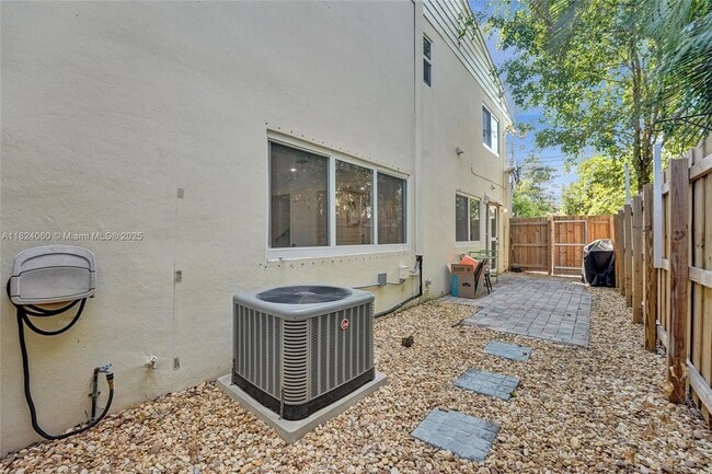 Building Photo - 4525 NE 21st Ave