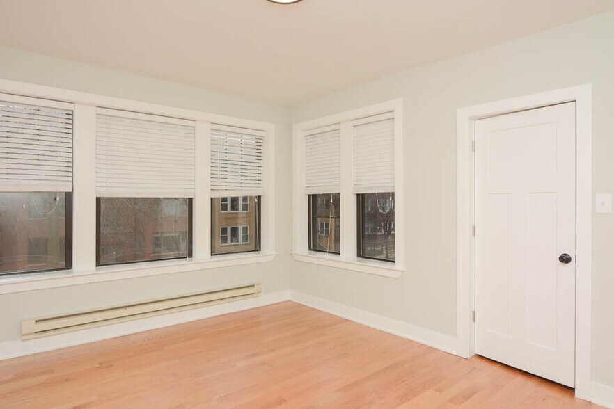 Building Photo - 4337 N Wolcott Ave