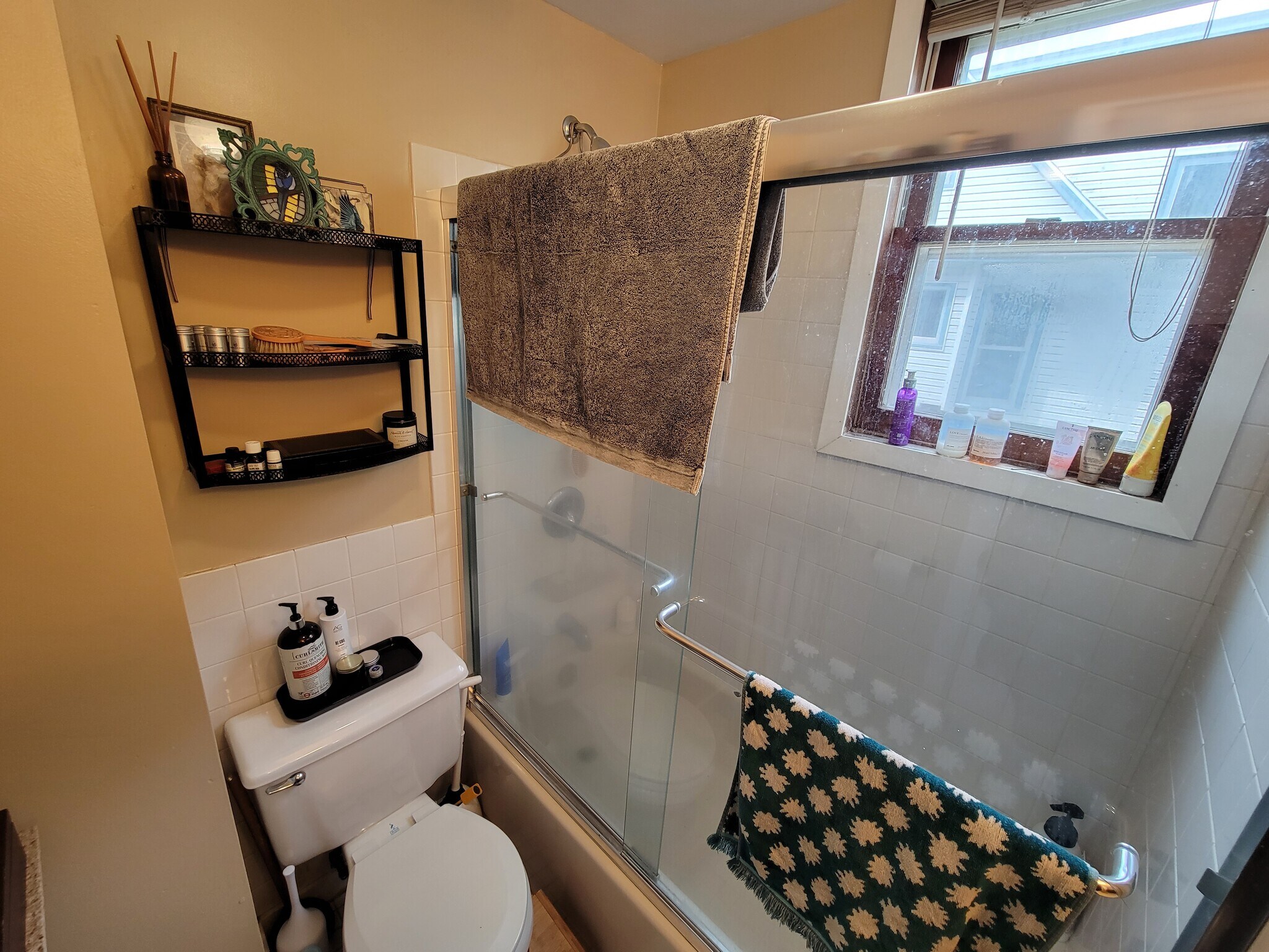 Building Photo - 1127 E 6th St