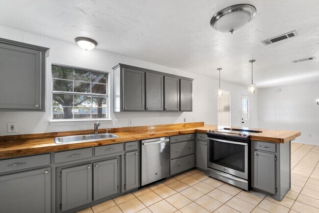Building Photo - Horse Property