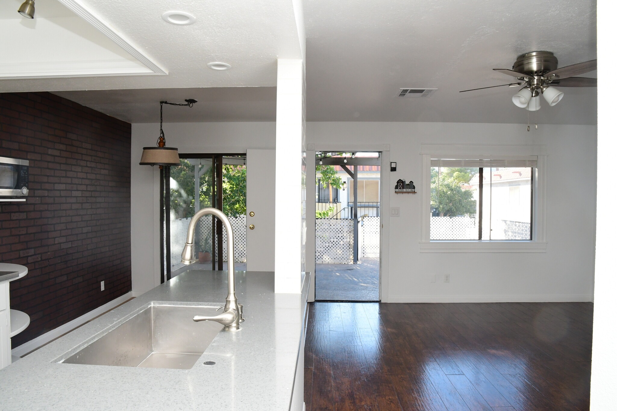 Building Photo - 925 Willow Tree Dr