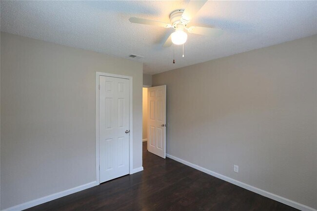 Building Photo - 8418 Grovecrest Dr