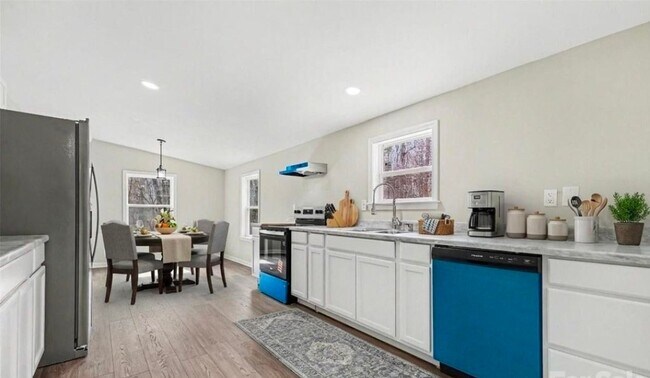 Building Photo - 5050 Park Creek Dr