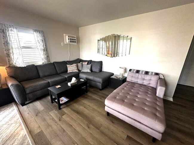 Building Photo - ANNUAL - Beachy 2 bed 1 bath condo near th...