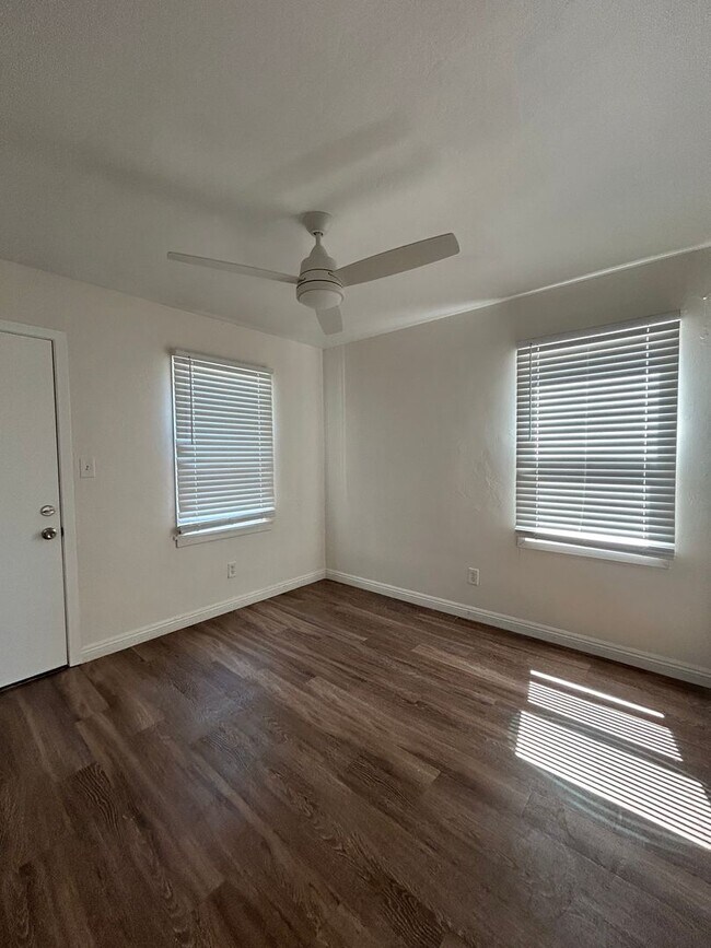 Building Photo - 931-933 Florida