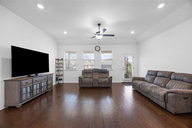 Building Photo - 303 Eagle Ford Dr