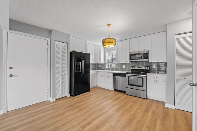 Building Photo - Orlando - 2 Bedroom, 1 Bathroom - $2195.00