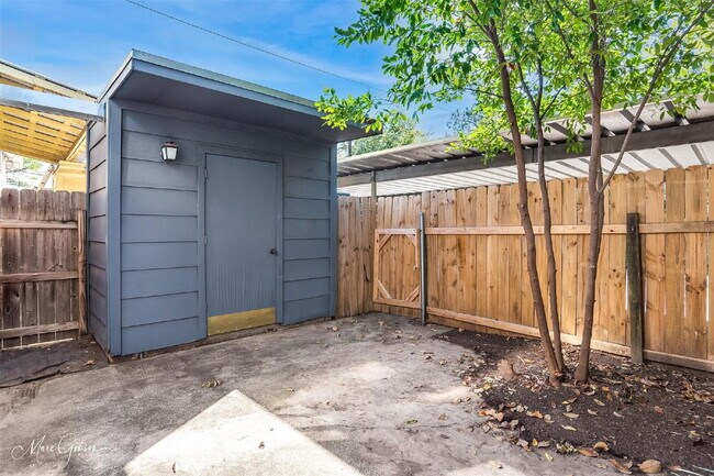 Building Photo - "Charming 2-Bed, 2-Bath Townhouse with Granite Elegance on East Stephenson!"