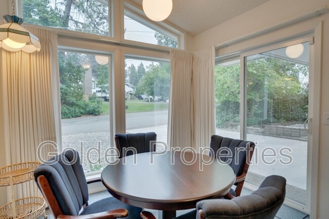 Building Photo - 1415 Crestline Dr
