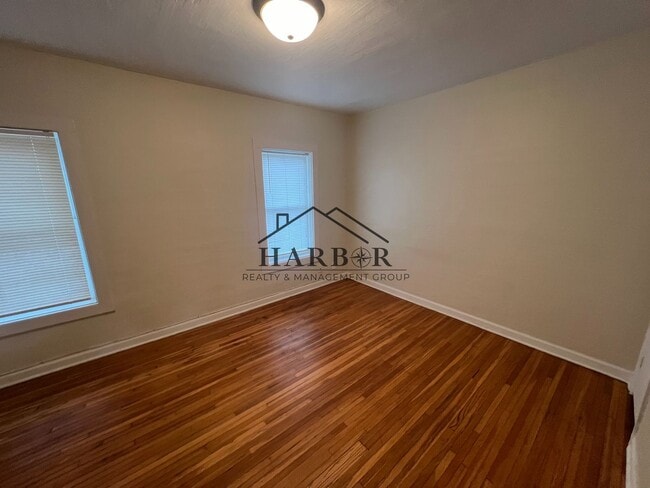 Building Photo - Family-Friendly 3 Bedroom Home with Large ...