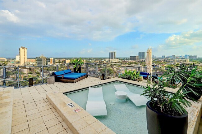 Building Photo - 2000 Bagby St