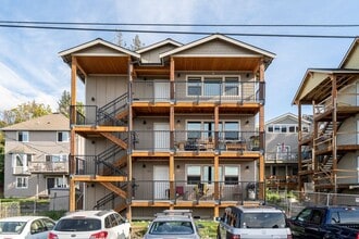 Building Photo - 523 N Forest St