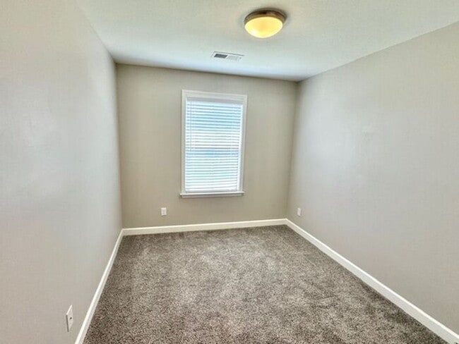 Building Photo - Now Leasing a 5-bedroom 3 bath home in Hor...