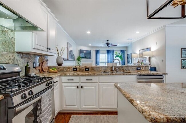 Building Photo - 3 bed 3.1 bath minutes from HPHS