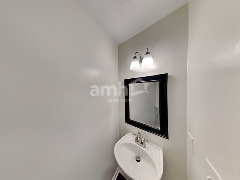 Building Photo - 7400 E Winchester Dr