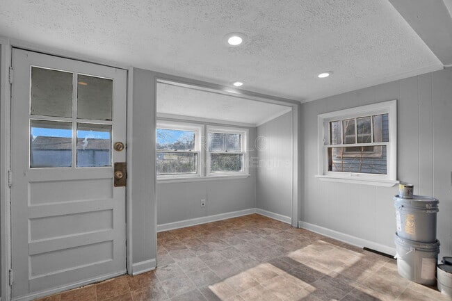 Building Photo - 1824 Burwell Ave