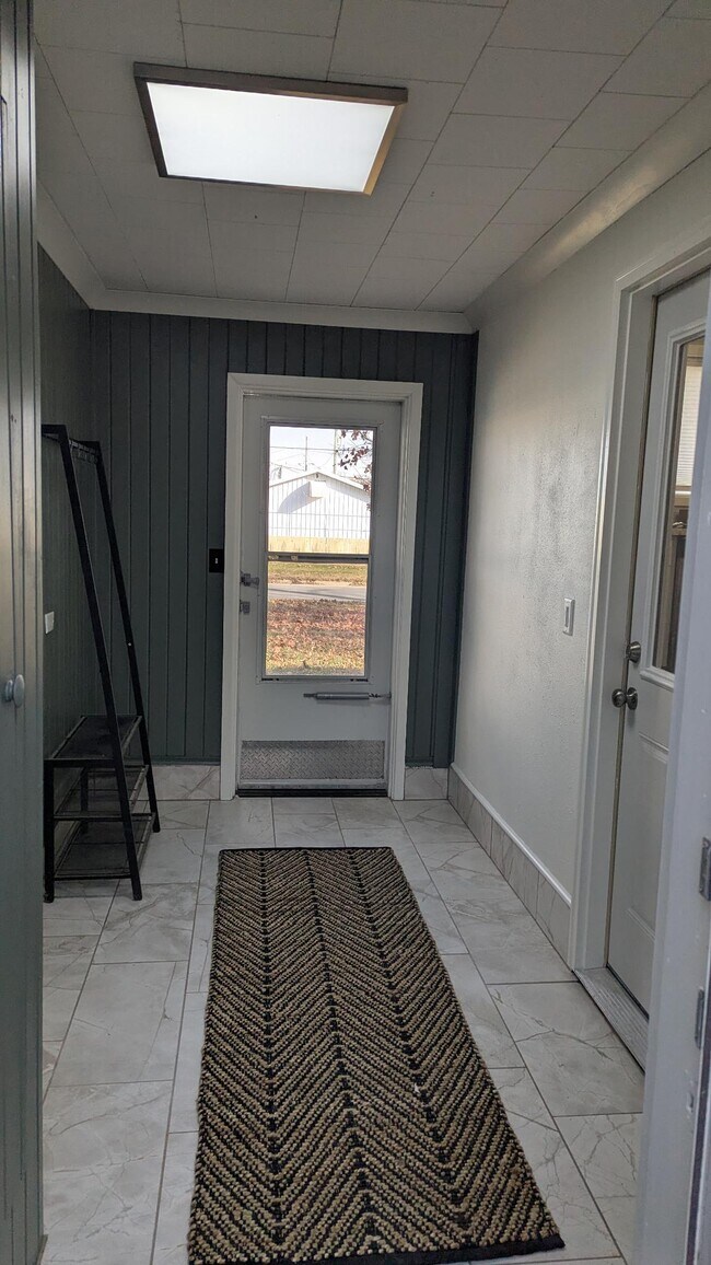 Building Photo - 1213 1st Ave NE