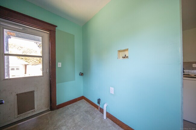 Building Photo - 32 Linnell St