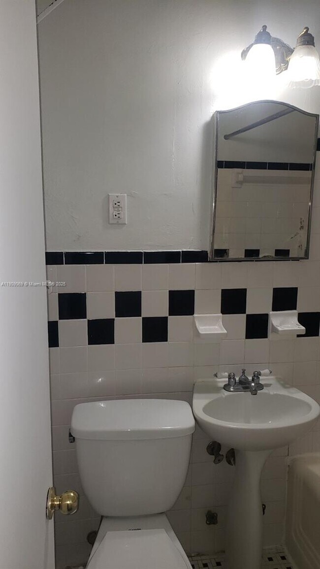 Building Photo - 215 30th St