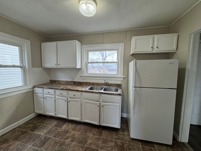 Building Photo - Two bedroom one bath house in Rock Island