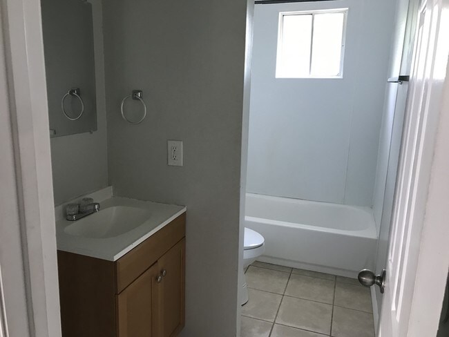 Building Photo - Red Bank Apartment 2/1: Great Price!