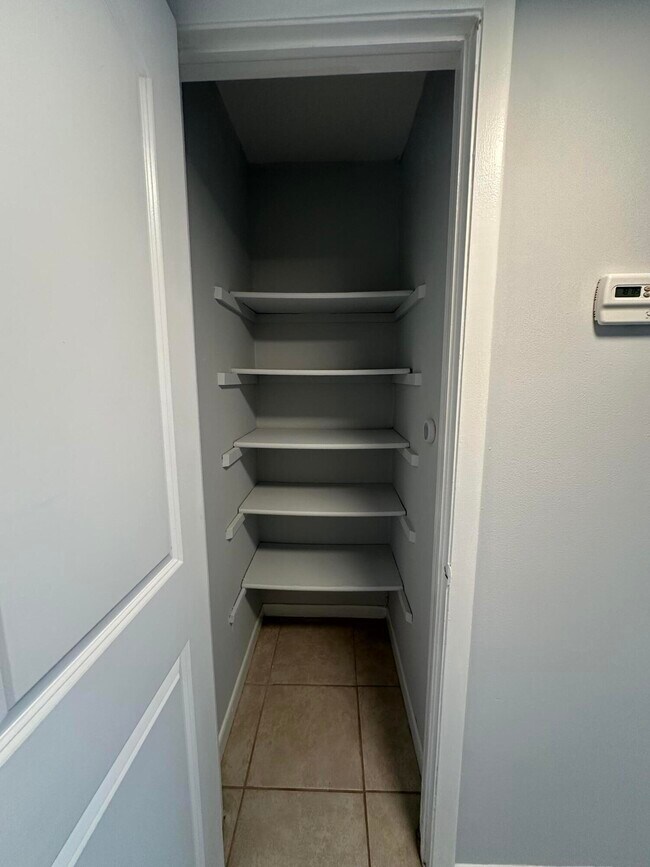 Building Photo - 837 Hickory St