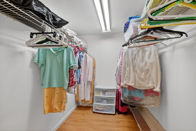 Building Photo - 8200 Lakeshore Dr