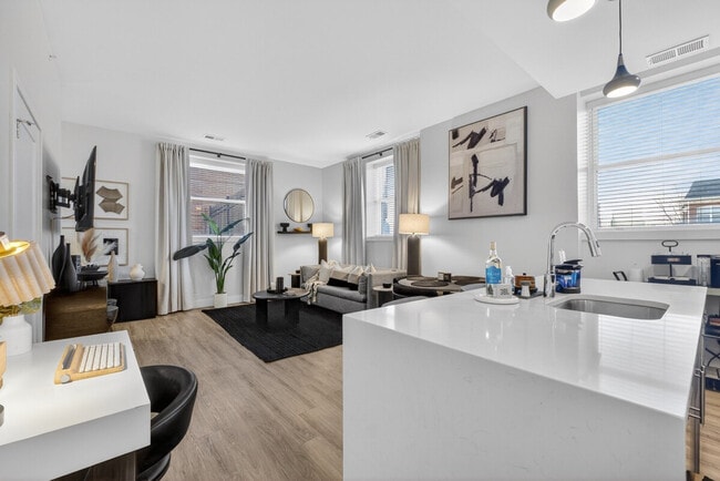 Building Photo - 1424 N Park Pl