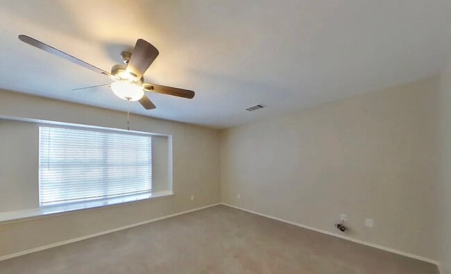 Building Photo - MOVE IN READY