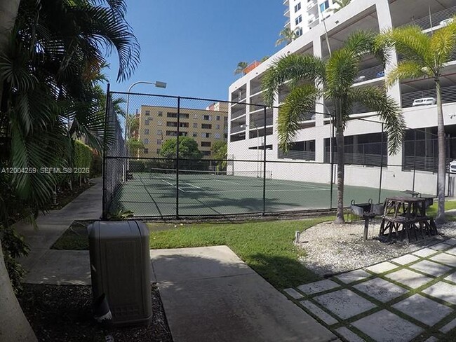 Building Photo - 10 SW South River Dr