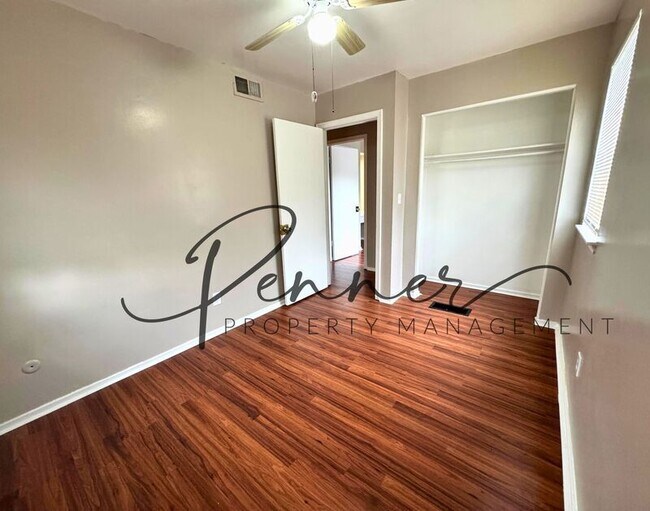 Building Photo - 214-B Oak Dr