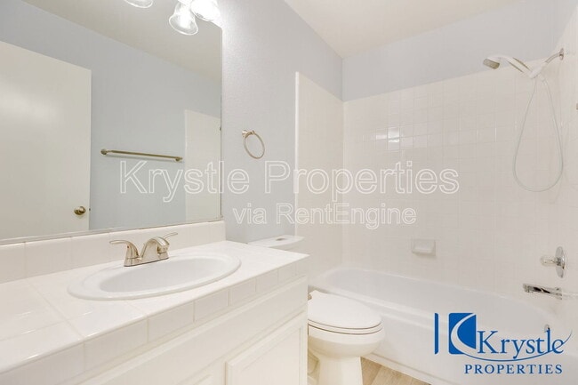 Building Photo - 20 Knoll Dr