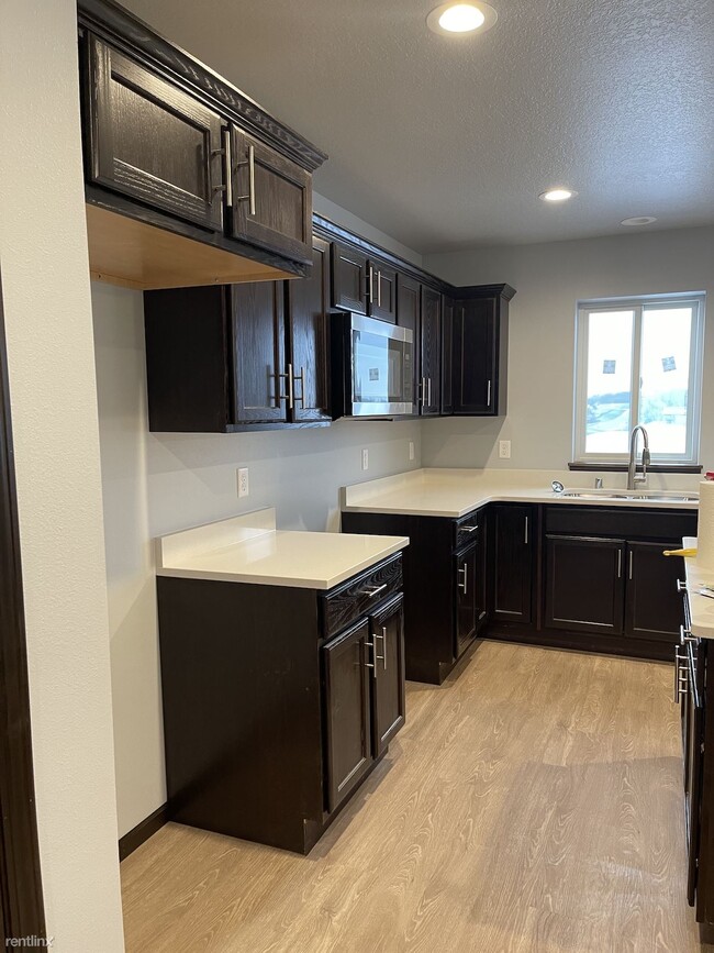 Building Photo - 4 br, 2.5 bath Townhome - Ringbaum Townhomes