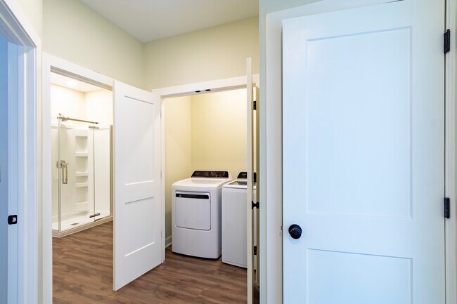 Building Photo - RnR Duplex SoBro