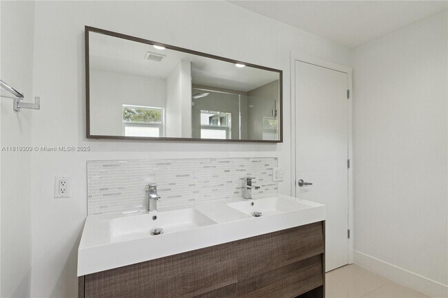 Building Photo - 4655 SW 14th St