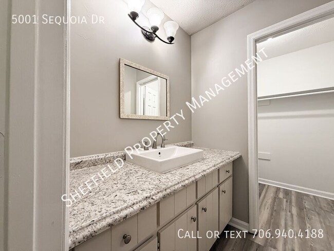 Building Photo - 5001 Sequoia Dr