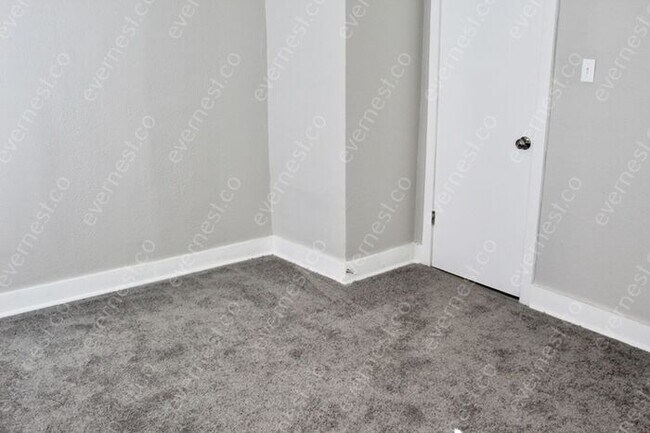 Building Photo - 3 BED & 1 BATH / PET-FRIENDLY / S8 ACCEPTED