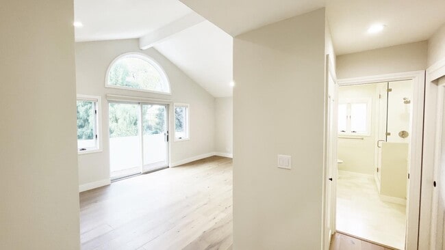 Building Photo - 1911 Easton Dr