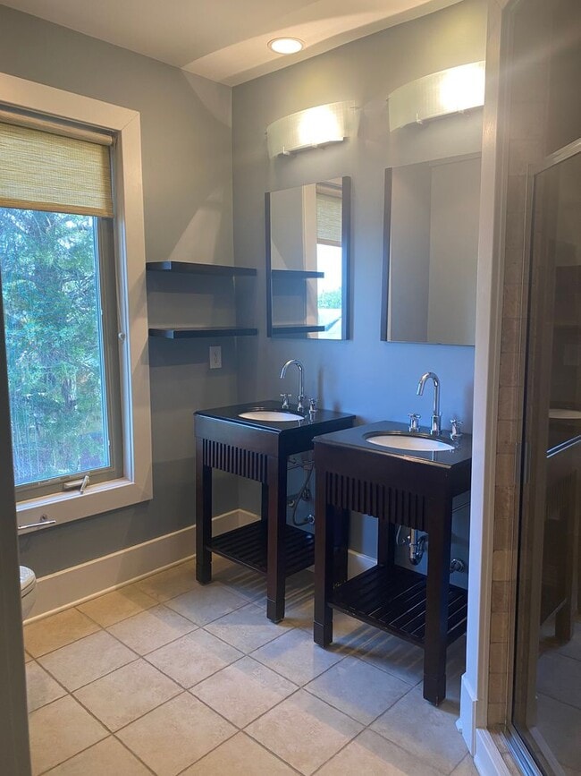 Building Photo - Vanderbilt Place - Wonderful Location 3 bedrooms/3 1/2 baths