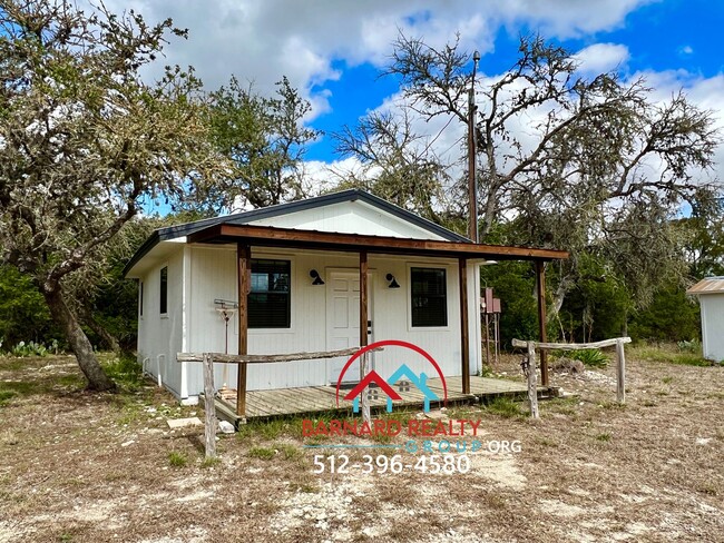 Building Photo - Country Living At It's Finest!