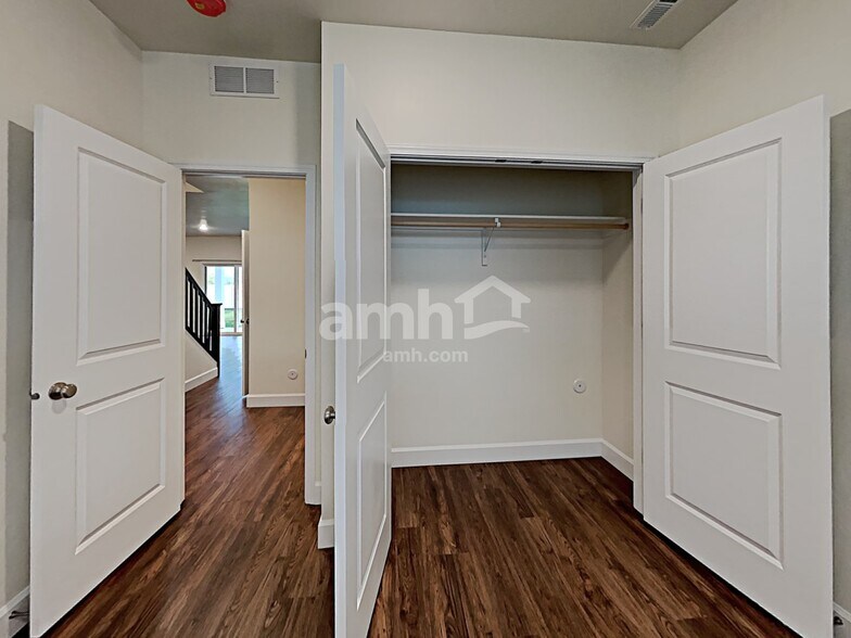 Building Photo - 884 N Garnet Creek Ave