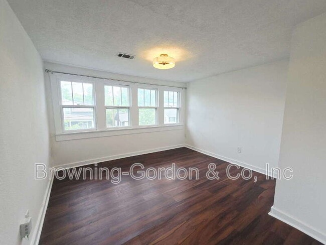 Building Photo - 1218B Chester Ave