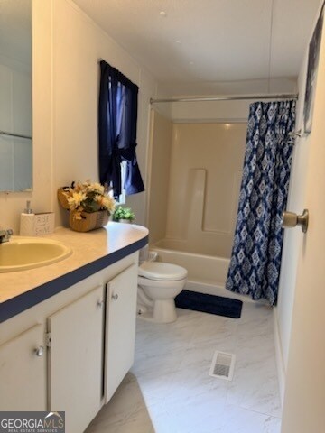 Building Photo - 215 Lynn Dr