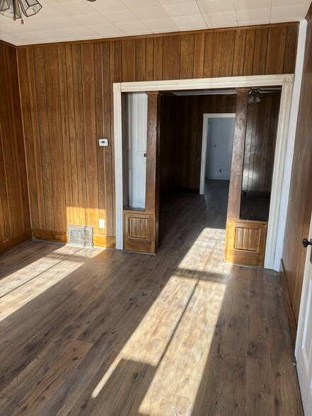 Building Photo - 615 Broad St