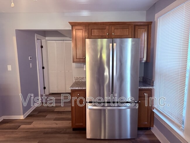 Building Photo - 538 University Ave